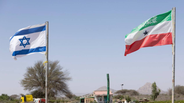 بلومبرغ: إسرائيل تتجه نحو «صوماليلاند» لفتح جبهة جديدة ضد «الحوثيين» بلومبرغ: إسرائيل تتجه نحو «صوماليلاند» لفتح جبهة جديدة ضد «الحوثيين»