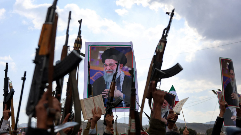 ليسوا مجرد مبعوثين إيرانيين: ما المصلحة الحقيقية للحوثيين بالانضمام إلى الحرب؟ ولماذا الآن؟